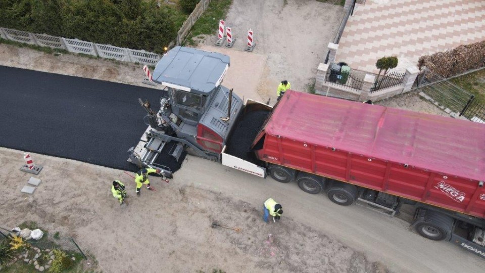 Trwają prace przy przebudowie drogi do cmentarza w Świerznie