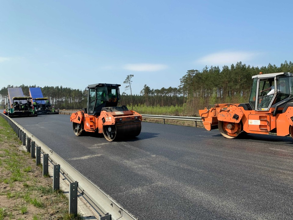 Układanie masy bitumicznej na drodze A6 Szczecin Dąbie-Rzęśnica